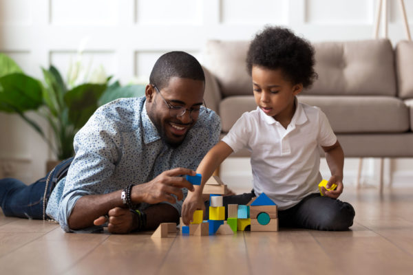 parent teaches his child resilience